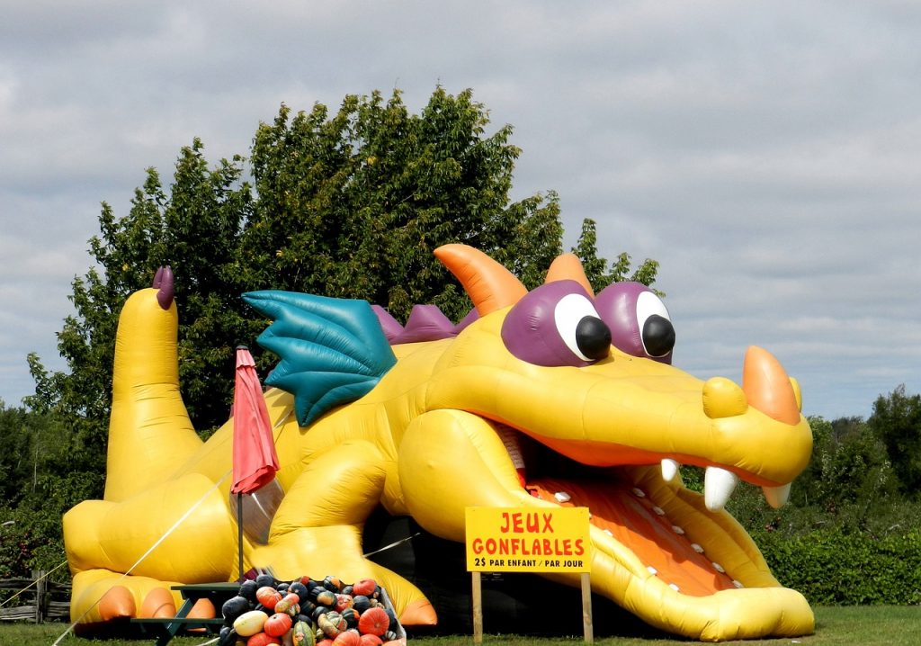 Château gonflé en forme de dragon